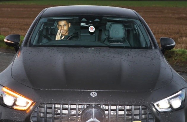 Rashford drives to training days after being chauffeured into Carrington as Man Utd striker recovers from back injury - Bóng Đá