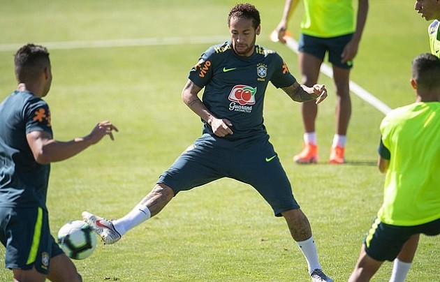 Vừa lên tuyển, Neymar đã luyện tuyệt kĩ 