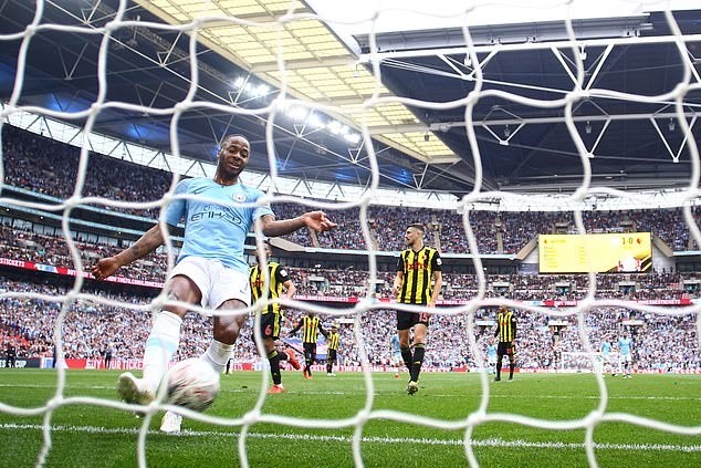 Các ngôi sao Tottenham vui đùa bên vợ và bạn gái trước CK C1 (Daily Mail) - Bóng Đá