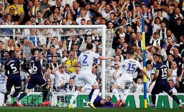 Lập đại công trước Leeds, Lampard dẫn cả đội đi 