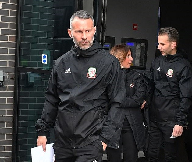 Anthony Martial and Luke Shaw return to Manchester United training ahead of Man City fixture - Bóng Đá