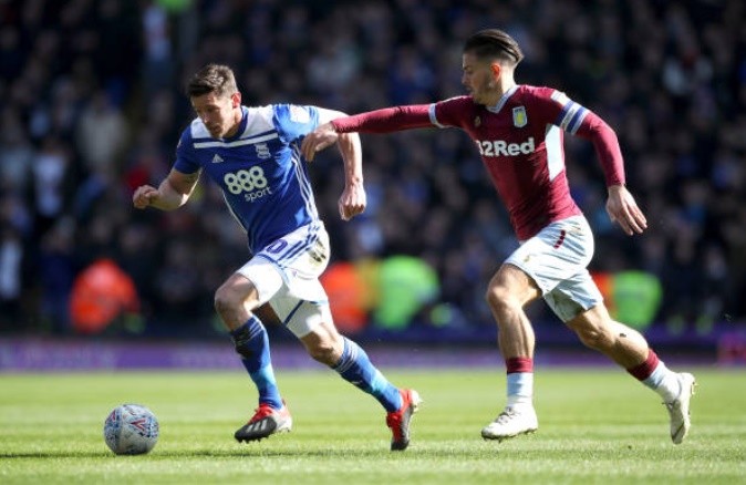 Grealish bị fan xông vào sân đấm vào mặt - Bóng Đá