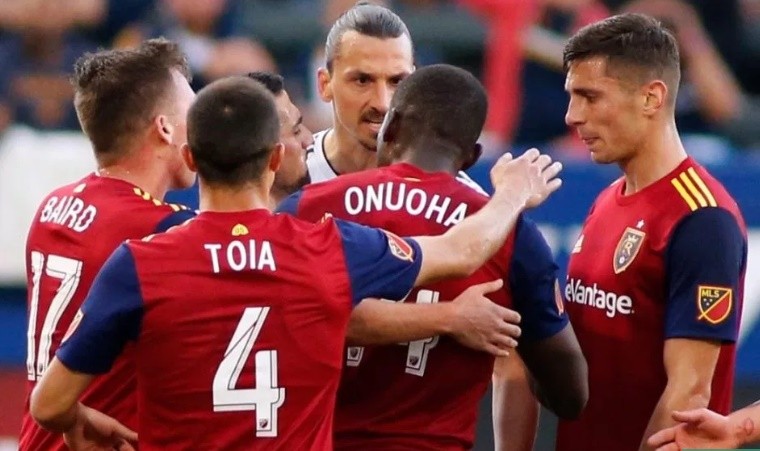 Ibrahimovic gây lộn với OnuOha tại MLS - Bóng Đá