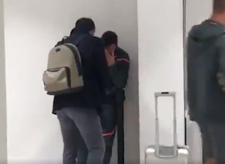 Carzola khóc vì miss pen - Bóng Đá