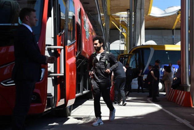 Vừa đặt chân xuống Madrid, dàn sao Liverpool đã được săn đón như 