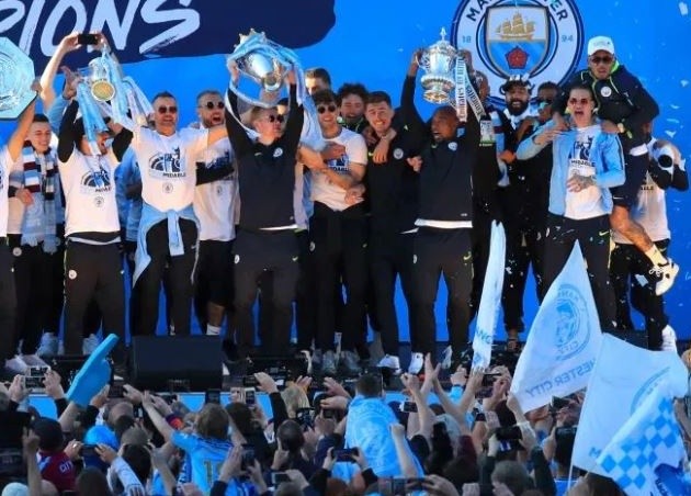 Man City cùng cổ động viên ăn mừng tưng bừng trên phố - Bóng Đá