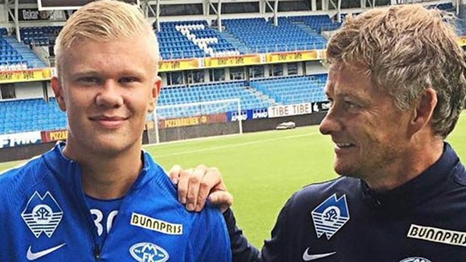 Here's Haaland! Borussia Dortmund's £17m new boy checks in for his first day at his new club and tells the cameras 'I'm happy!' - Bóng Đá