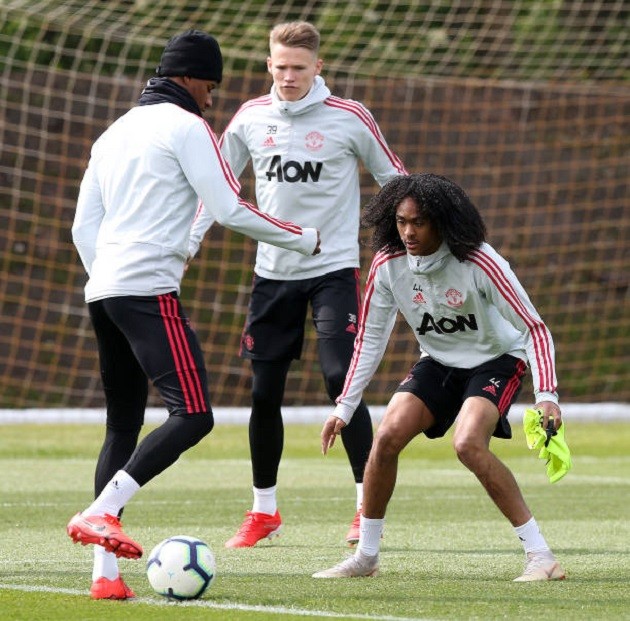 Top 4 xa dần, dàn sao Man Utd mặt mày ủ rũ đến sân tập Carrington - Bóng Đá