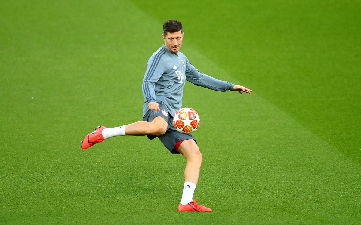 Bất ngờ với người Mustafi chạy đến cảm ơn sau pha làm dũng mãnh - Bóng Đá