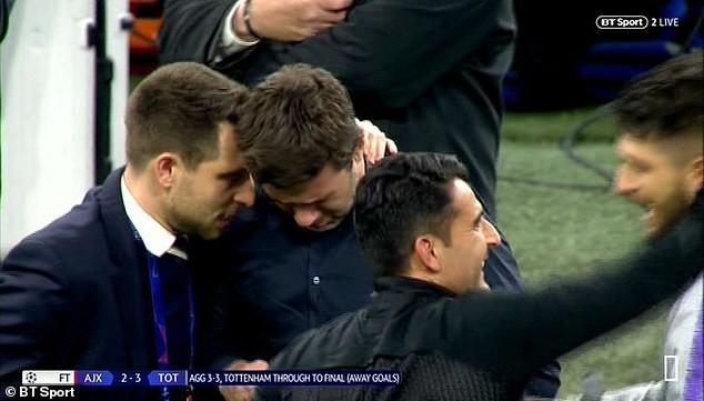 Pochettino gục đầu, khóc nức nở khi Tottenham ngược dòng không tưởng - Bóng Đá