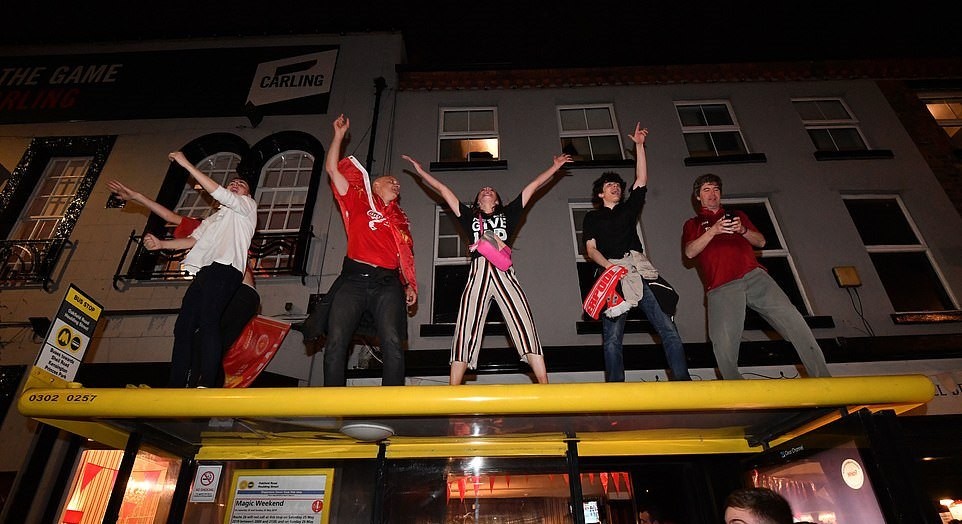 Fan Liverpool ăn mừng - Bóng Đá