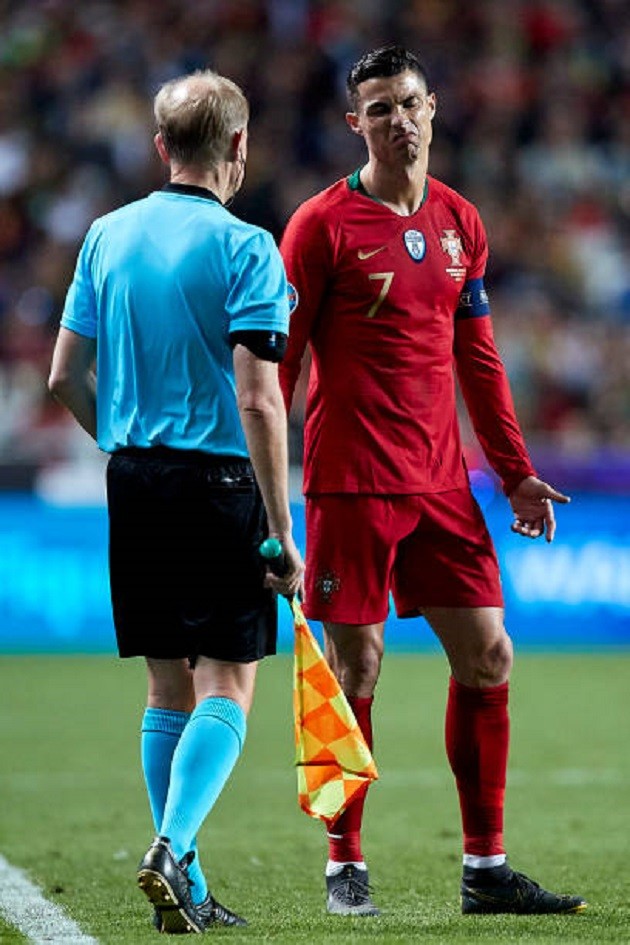 Silva đáng bị thẻ đỏ? - Bóng Đá