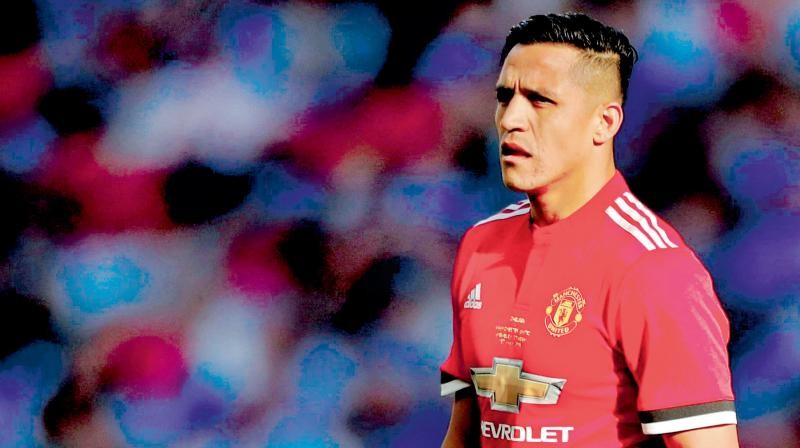 Cầu thủ Sunderland bị CĐV đối thủ hành hung ngay khi đang thi đấu - Bóng Đá