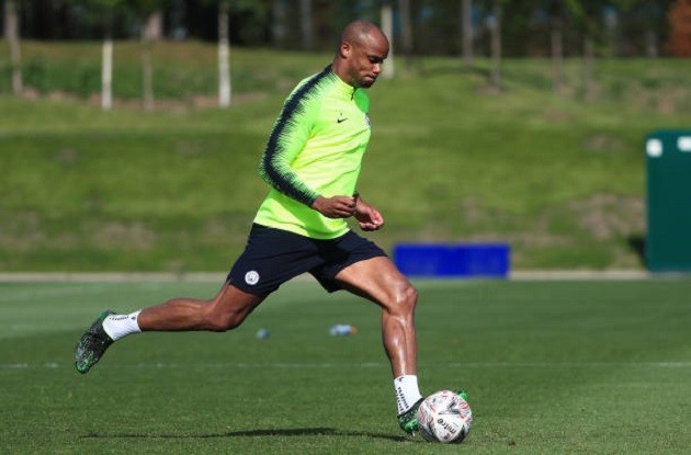 Chưa đấu Watford, Pep Guardiola đã tập ăn mừng chức vô địch - Bóng Đá