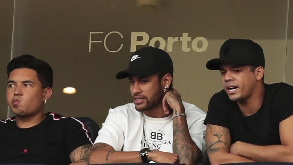 Neymar trên khán đài chứng kiến Brazil hoà - Bóng Đá
