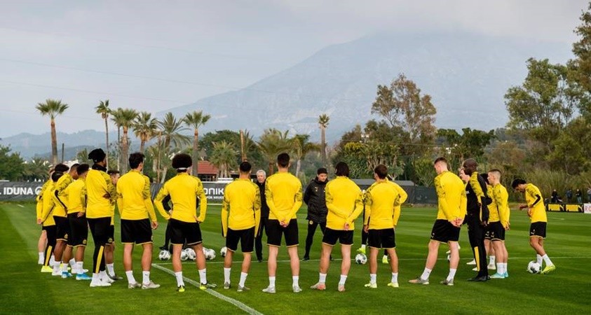 rling Haaland' as Borussia Dortmund striker poses on a beach after meeting up with new team-mates in Marbella - Bóng Đá