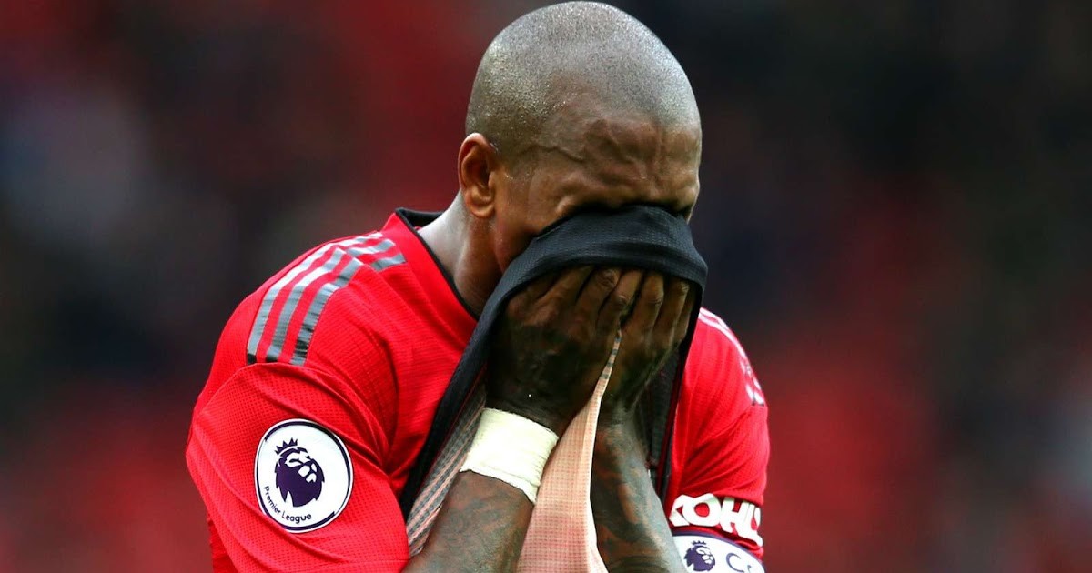 Ashley Young quá tệ, CĐV M.U xấu hổ với hình ảnh này - Bóng Đá