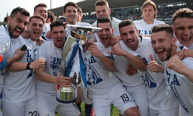 Ảnh: Brescia sửa sân trước ngày Serie A khởi tranh - Bóng Đá