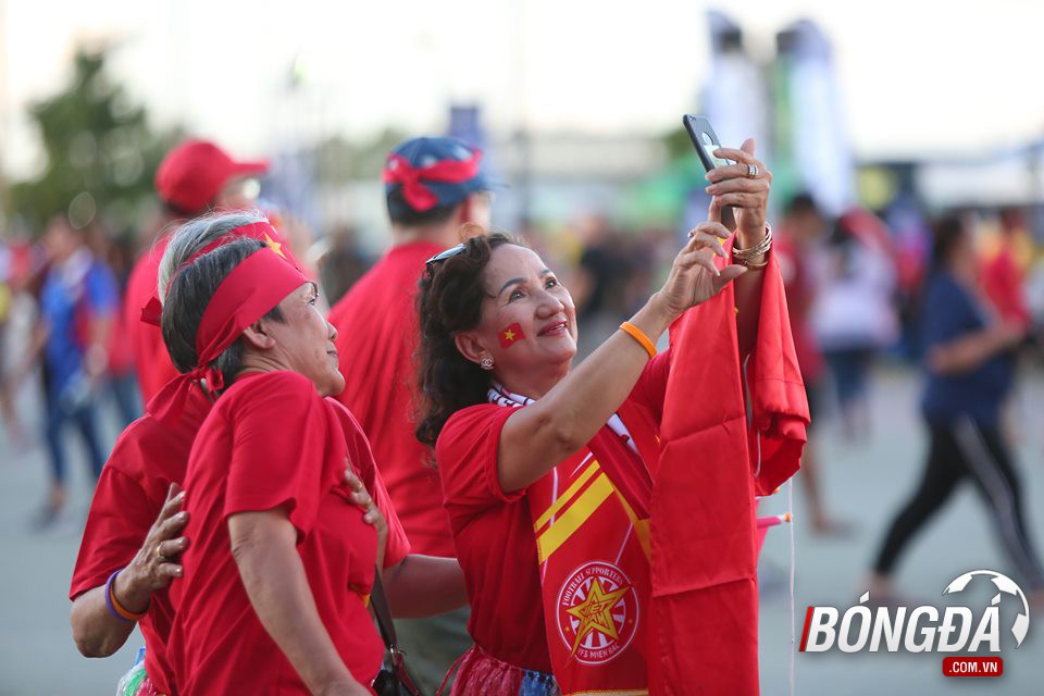CĐV nhuộm đỏ Chang Arena, sẵn sàng tiếp lửa ĐT Việt Nam - Bóng Đá