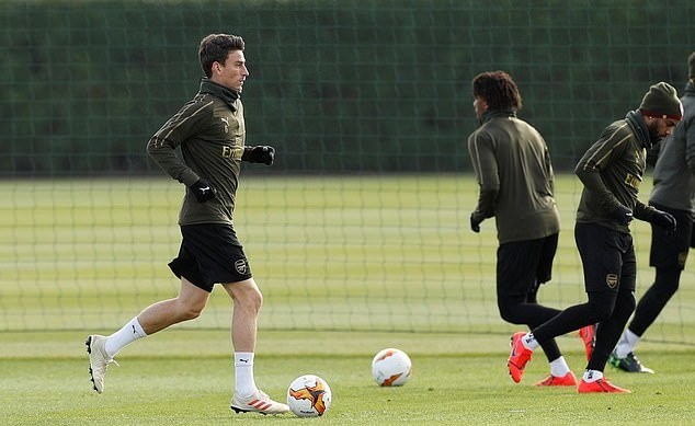 Fan Liverpool đốt pháo sáng - Bóng Đá