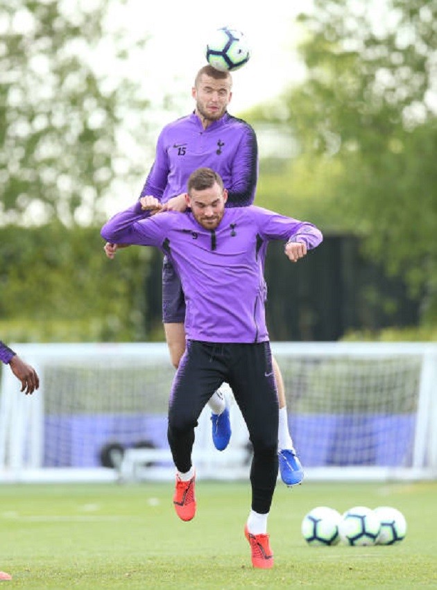 Biểu cảm đối lập của Tottenham trên sân tập sau màn lật kèo Ajax - Bóng Đá