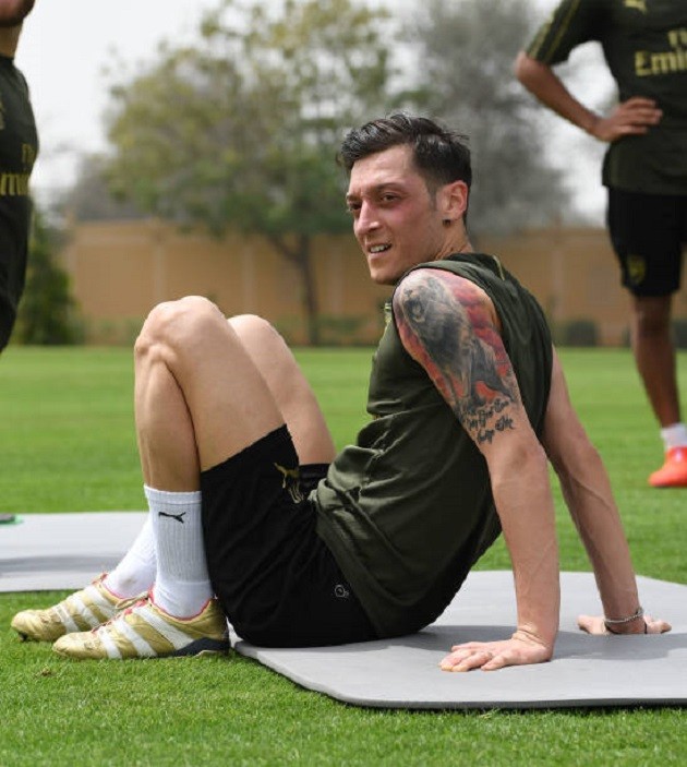 Ozil cười thả ga ngồi xe bus hai tầng dạo phố phường Dubai - Bóng Đá