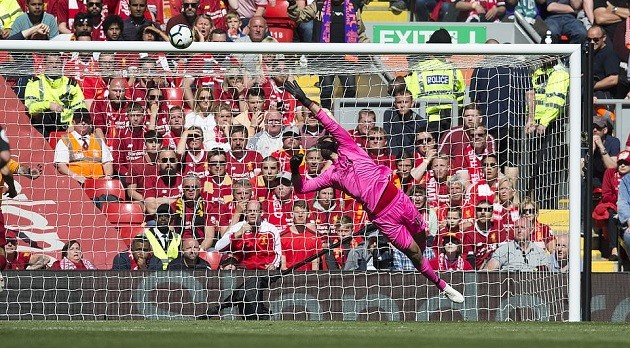 Mang cả áo Brighton đến sân, CĐV Liverpool vẫn phải ôm mặt nức nở - Bóng Đá