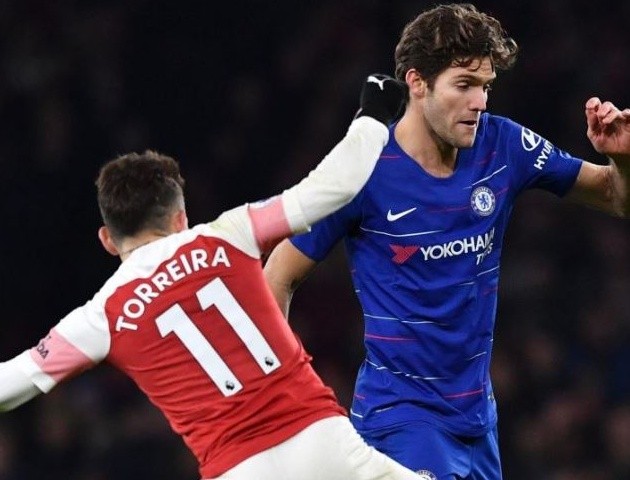 Marcos Alonso plays football on beach with stunning girlfriend Stephania - Bóng Đá