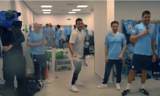 Dàn sao Man City lạ lẫm với món ăn được chủ nhà Brighton mời - Bóng Đá