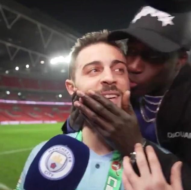 Mendy gửi món quà 'không thể tin được' cho Silva trên sóng truyền hình - Bóng Đá