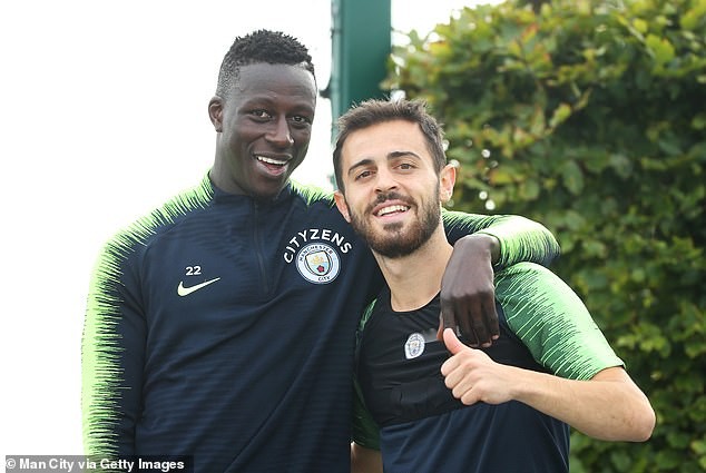 Mendy gửi món quà 'không thể tin được' cho Silva trên sóng truyền hình - Bóng Đá