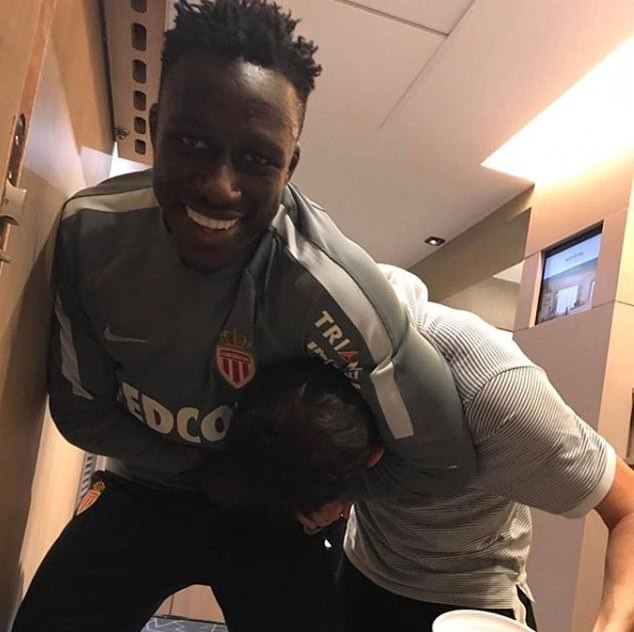 Mendy gửi món quà 'không thể tin được' cho Silva trên sóng truyền hình - Bóng Đá