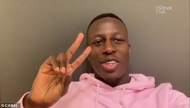 Mendy gửi món quà 'không thể tin được' cho Silva trên sóng truyền hình - Bóng Đá