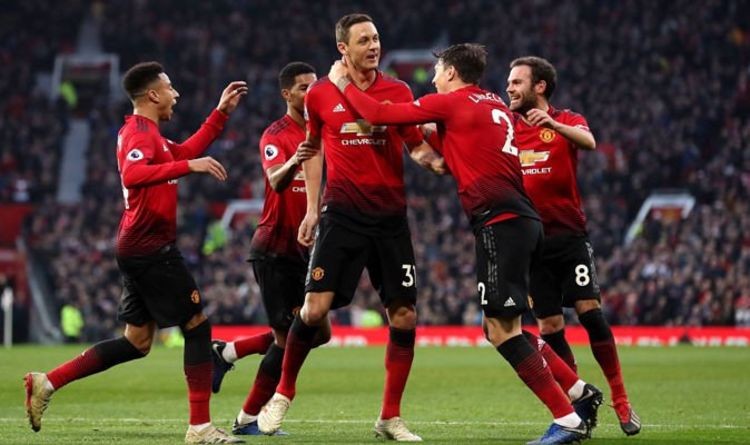 Herrera che kín mặt khi đến sân tập MU - Bóng Đá