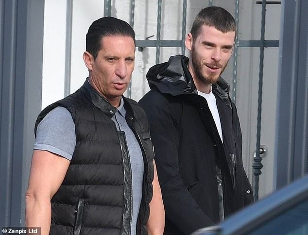 Đi ăn cùng De Gea, 'sư phụ' thoải mái khoác vai bạn gái thủ thành Man Utd - Bóng Đá