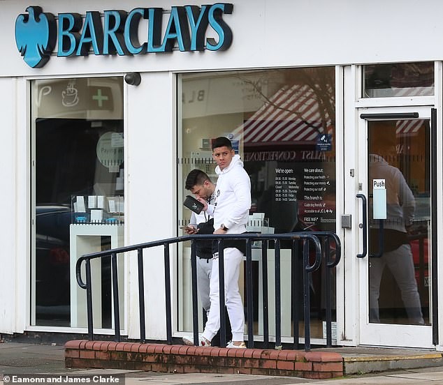 Marcos Rojo rơi vào cảnh 'éo le' vì tiền nhiều - Bóng Đá