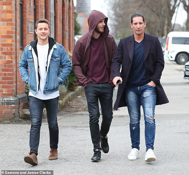 Đi ăn cùng De Gea, 'sư phụ' thoải mái khoác vai bạn gái thủ thành Man Utd - Bóng Đá