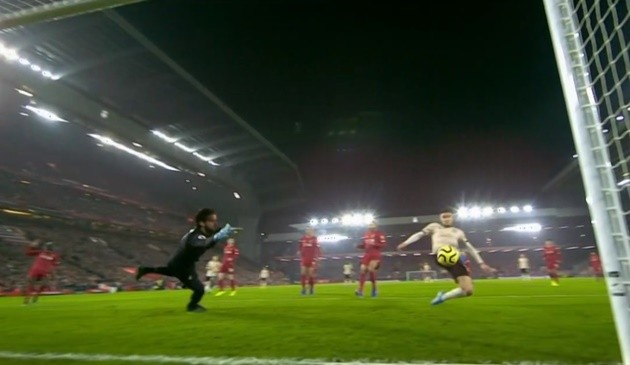 Andreas Pereira gây sốc! 2 mét + khung thành trống = bỏ lỡ - Bóng Đá