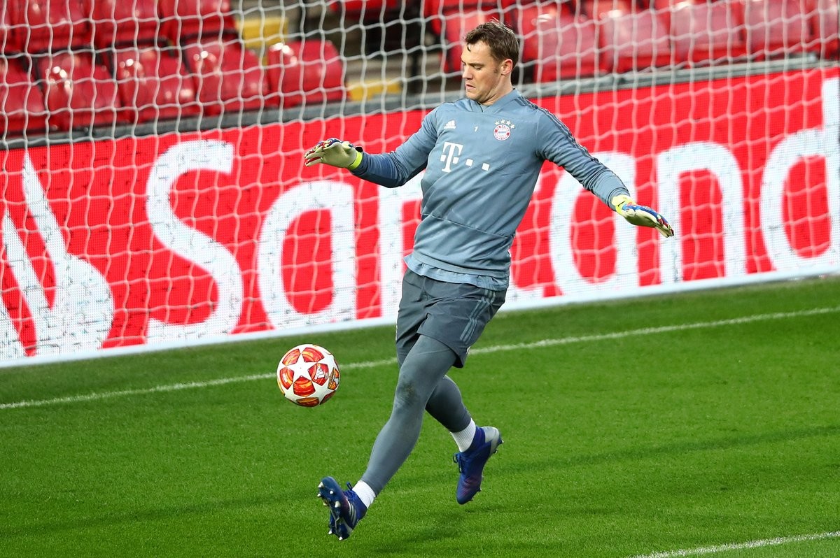 Bất ngờ với người Mustafi chạy đến cảm ơn sau pha làm dũng mãnh - Bóng Đá