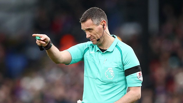 SỐC: Lộ ảnh 4 trọng tài Ngoại hạng Anh 'ăn vụng' ở Indonesia - Bóng Đá