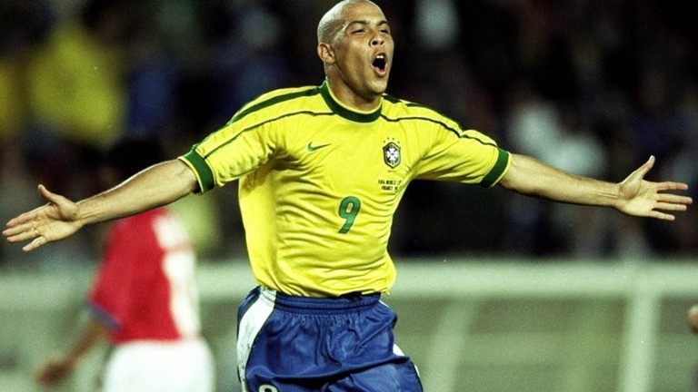 Siêu đội hình trong mơ của Ronaldo 'béo' mạnh cỡ nào? - Bóng Đá