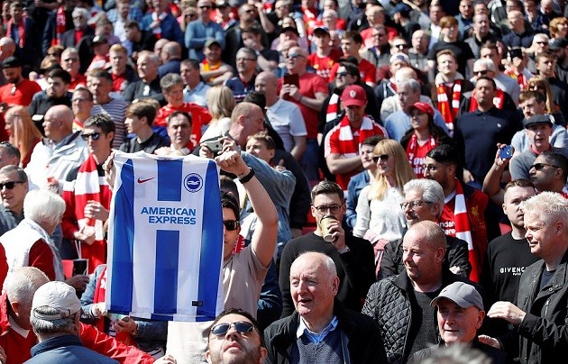 Mang cả áo Brighton đến sân, CĐV Liverpool vẫn phải ôm mặt nức nở - Bóng Đá