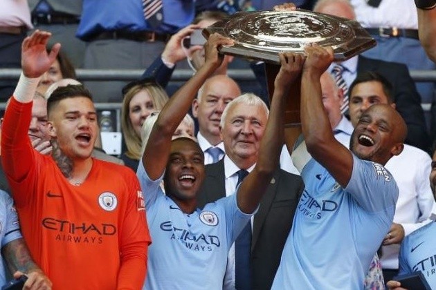 Man City cùng cổ động viên ăn mừng tưng bừng trên phố - Bóng Đá