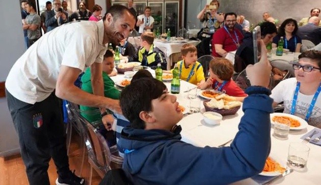 Chùm ảnh: Sao Azzurri đi thăm bệnh viện nhi Roma - Bóng Đá