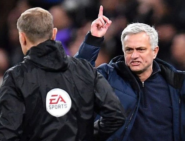 Jose Mourinho RAGING in hilarious video after Raheem Sterling tried to win second penalty during Tottenham victory - Bóng Đá