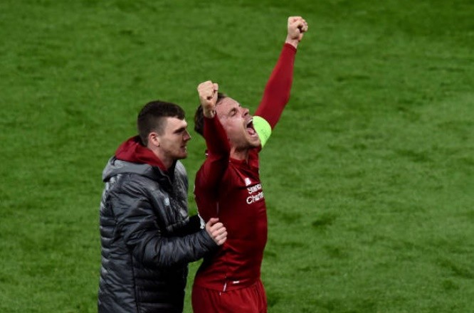 Messi nhấn đầu Robertson, Henderson phải can ngăn - Bóng Đá