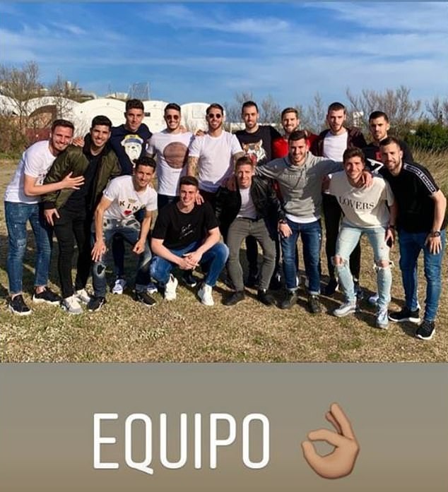 Asensio chụp hình cùng De Gea - Bóng Đá