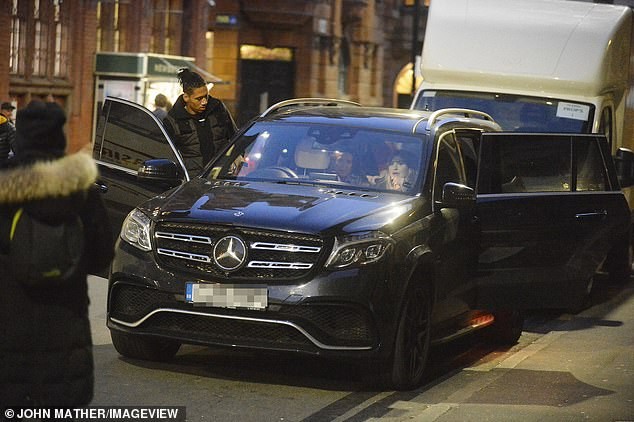 Smalling và vợ - Bóng Đá