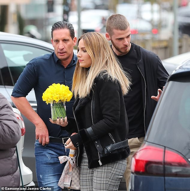 Đi ăn cùng De Gea, 'sư phụ' thoải mái khoác vai bạn gái thủ thành Man Utd - Bóng Đá