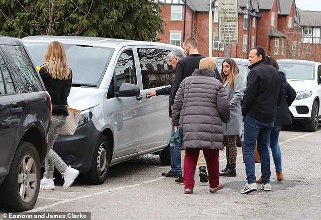 Đi ăn cùng De Gea, 'sư phụ' thoải mái khoác vai bạn gái thủ thành Man Utd - Bóng Đá